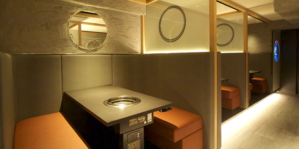 焼肉 煌 店内のテーブルが並ぶ様子