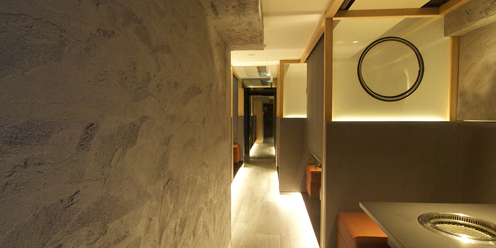 モダンな壁と通路