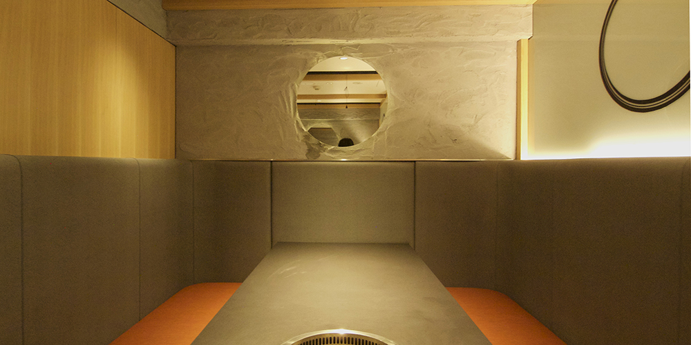 仕切りのあるテーブル席の内部