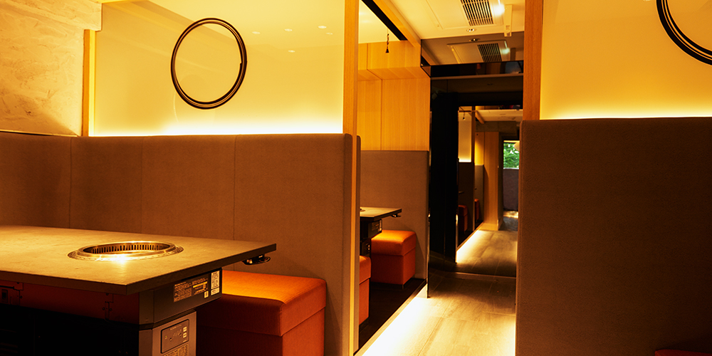 無煙ロースター付きのテーブル席