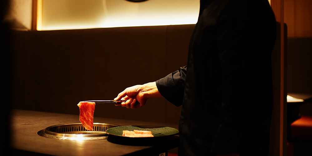 スタッフが肉を焼いている様子